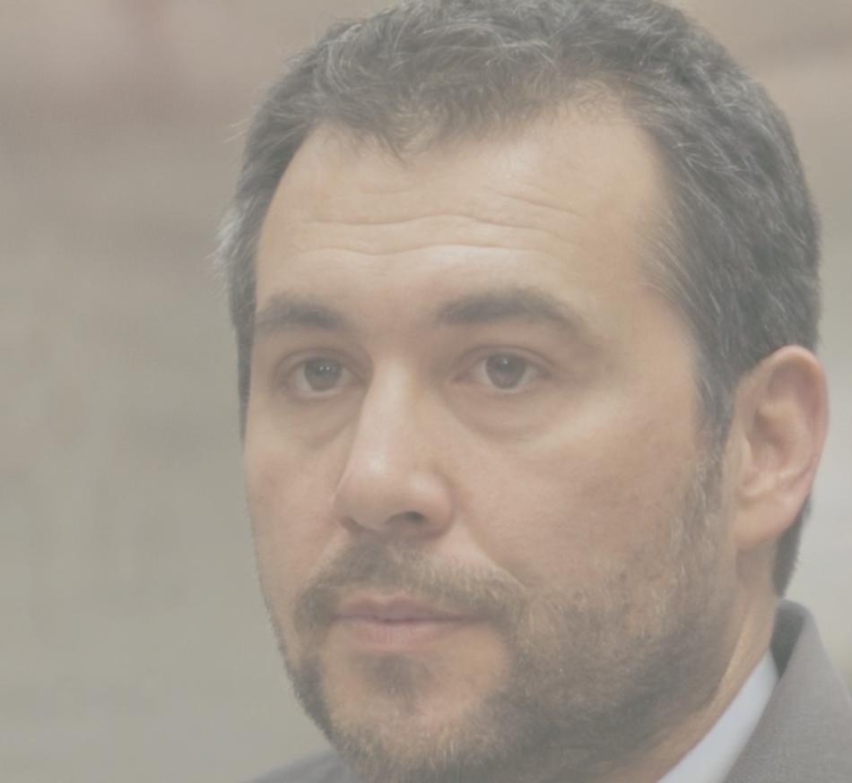 Carlos Mendoza, especialista en análisis de riesgos financieros